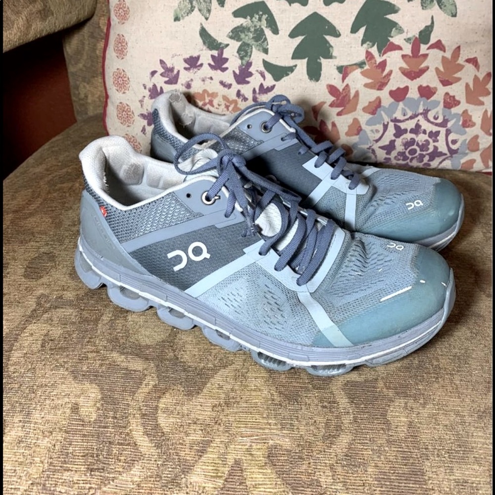 On Running Cloud running shoes size W9